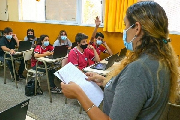 Docentes de nivel secundario ya pueden inscribirse en la LOM 2023.
