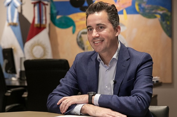 Manuel Calvo firmó el primer decreto digital con el que aprobó el Plan Estratégico de Parlamento Abierto