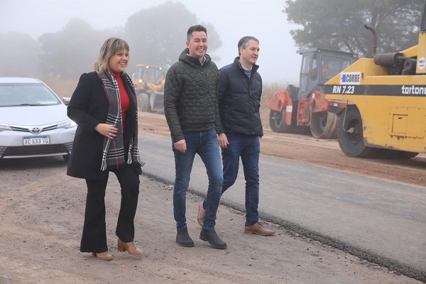 Manuel Calvo inspeccionó la pavimentación del camino que une Silvio Pellico con la RP2.