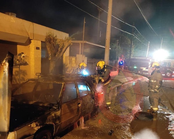 Bell Ville: otro auto incendiado en la vía pública.