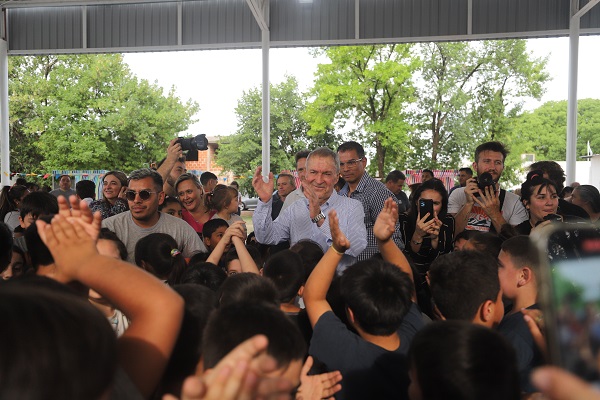 Schiaretti inauguró el nuevo polideportivo social de barrio Villa Claudina
