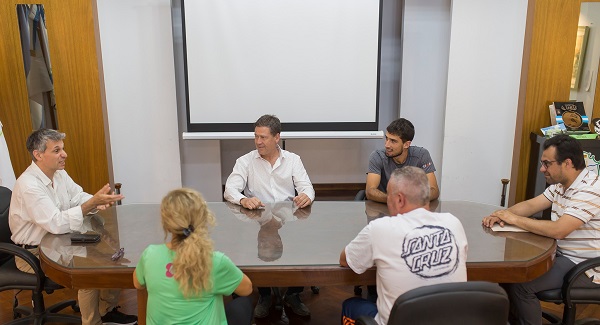 El tenista bellvillense Pedro Cachín recibió el reconocimiento de la  comunidad a través del intendente.