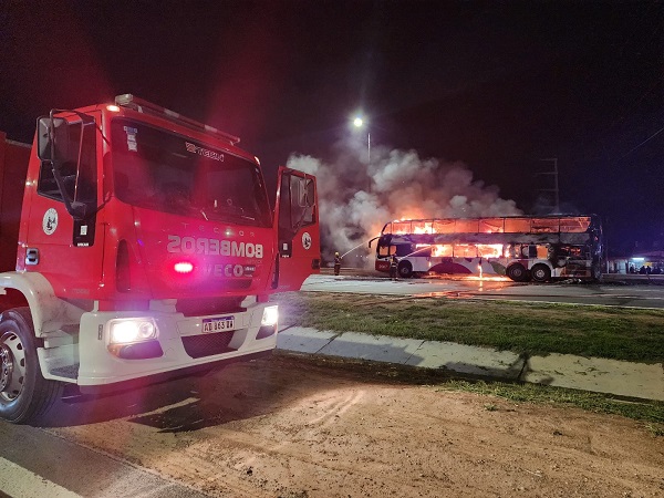 Córdoba Capital: un colectivo se incendió completamente.