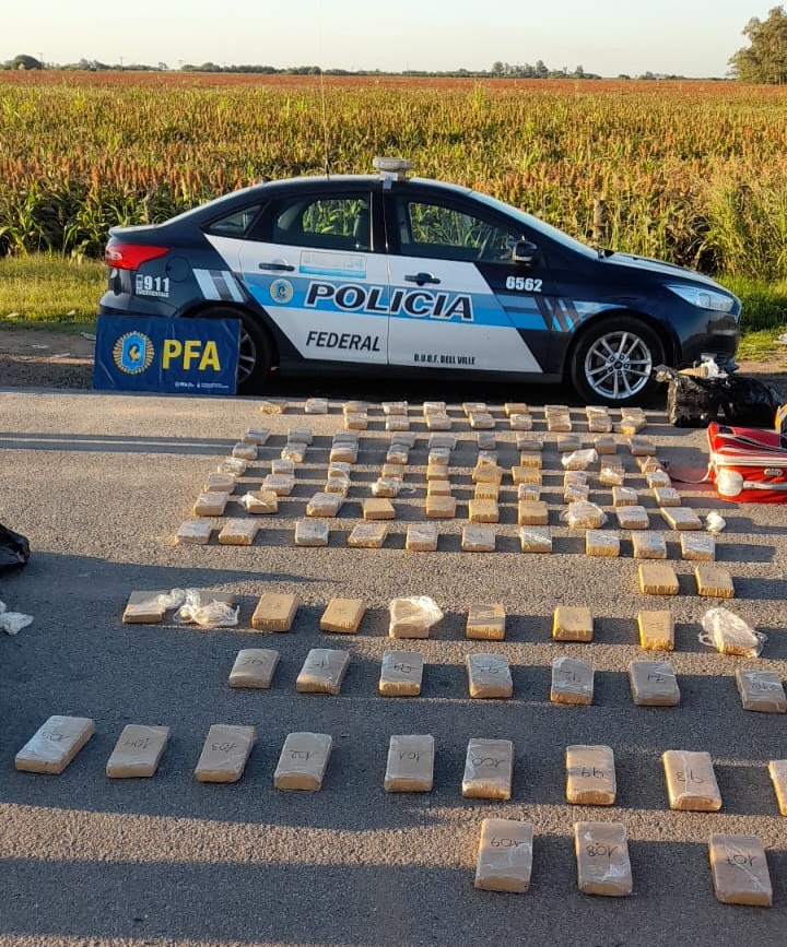 Monte Leña: encontraron un vehículo en la banquina con casi 100 kg de marihuana.
