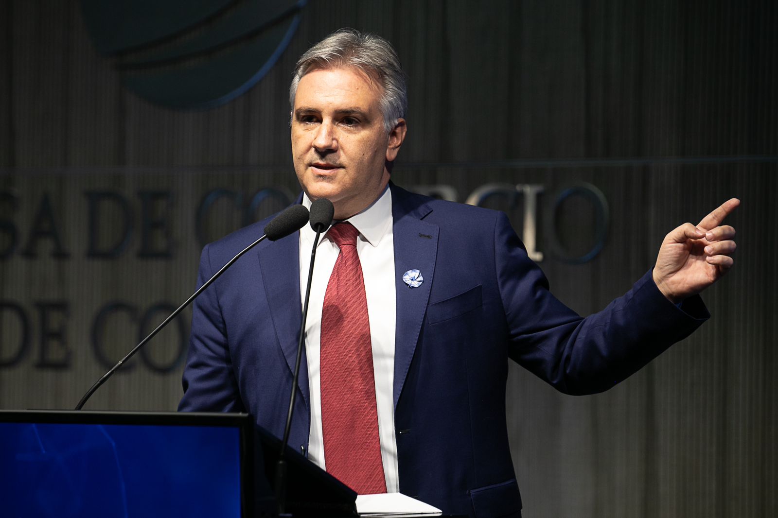 Martin Llaryora propone crear una policía municipal entrenada en el uso de armas no letales.