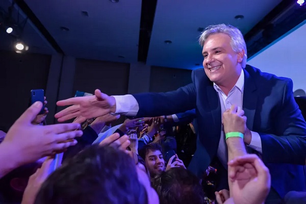 Martín Llaryora gana por 3 puntos con el 95% de los votos escrutados.