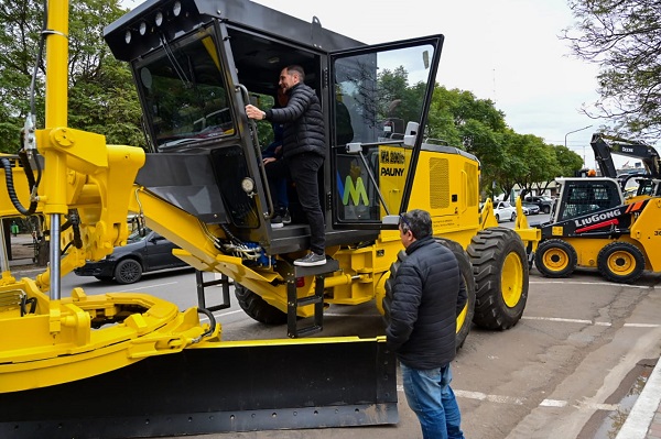 Villa María: Gill presentó las maquinarias que operarán en el Centro de Gestión Ambiental.