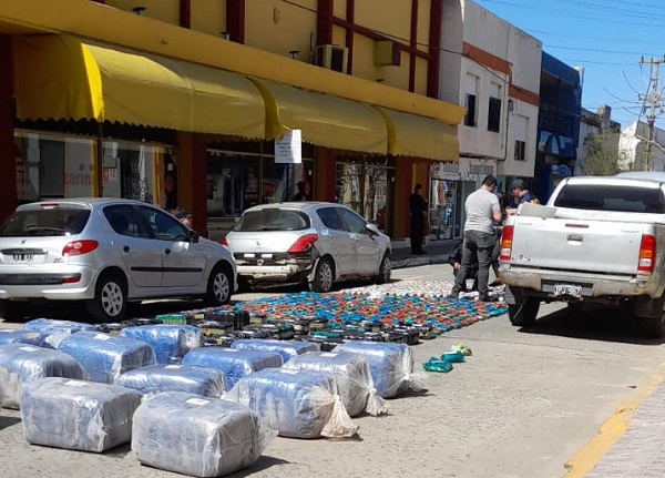 Hallan una camioneta abandonada con mas de 700 kg de hojas de Coca.