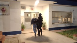 Ballesteros: intentó darse a la fuga, embistió un vehículo y fue detenido por la FPA