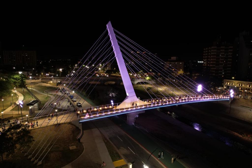 Schiaretti y Llaryora inauguraron el nuevo puente peatonal “450 Aniversario”.