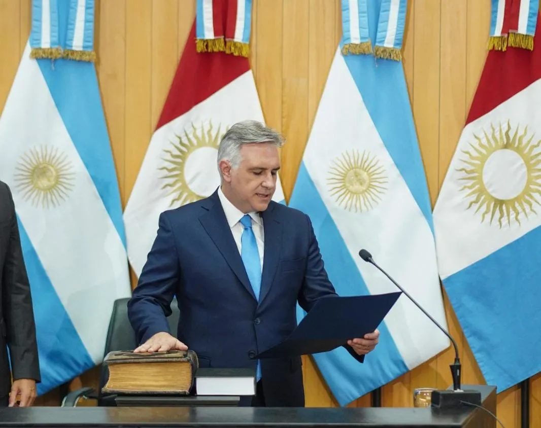 Llaryora tomó juramento a ministros de su gabinete, luego de recibir loa atributos.