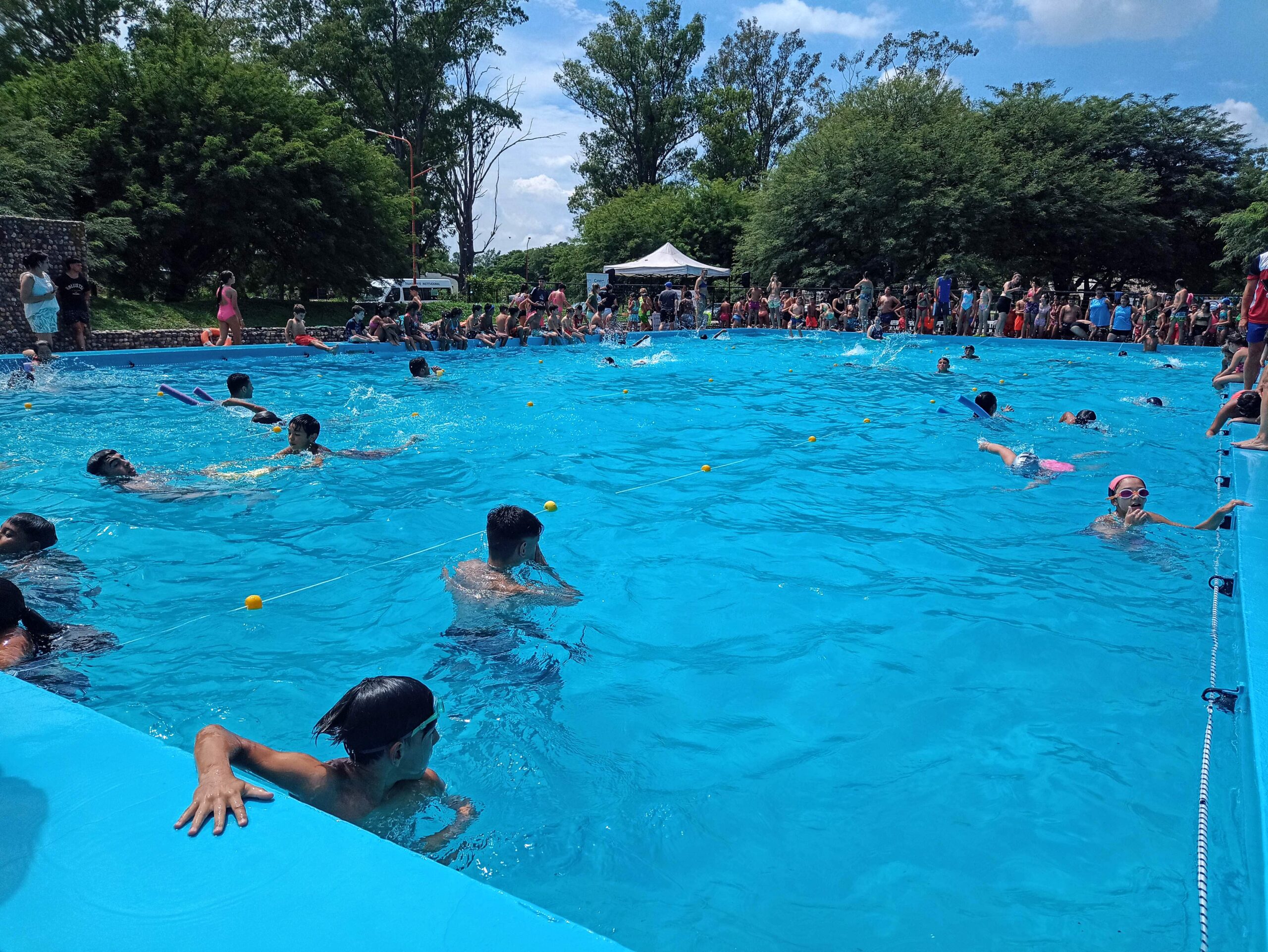 Cintra: en el natatorio municipal inició Todos al Agua.