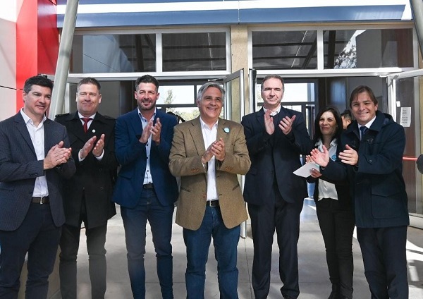 Llaryora inauguró el nuevo edificio de la escuela ProA de Bell Ville.