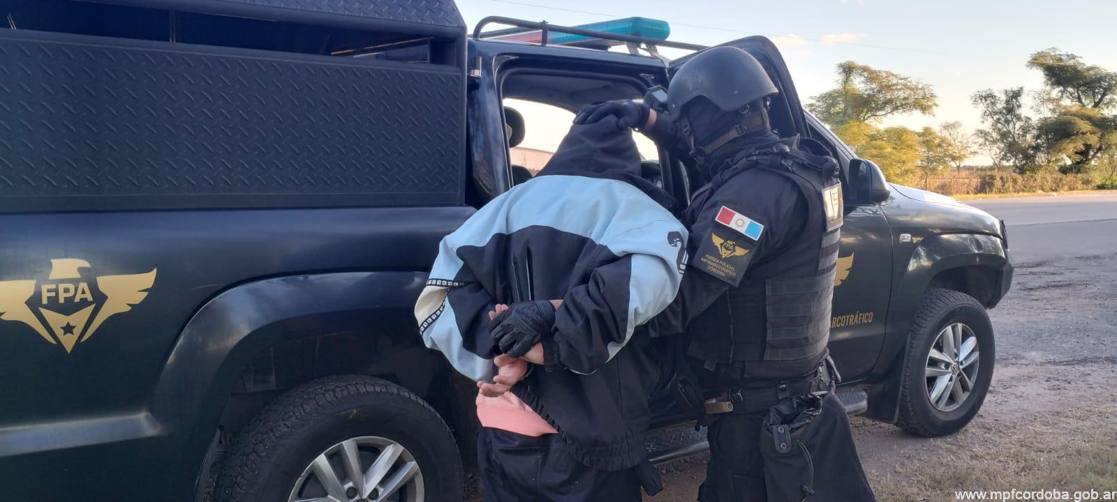 Bell Ville: en controles preventivos, fueron detenidos dos sujetos con drogas y un arma de fuego.
