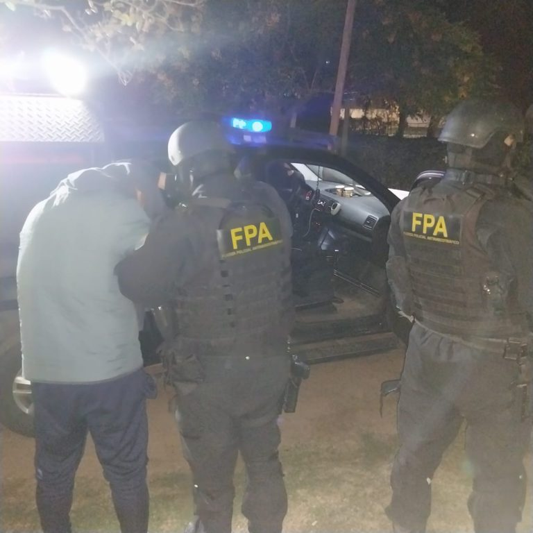 La F.P.A. cerró un punto de venta y detuvo a un delivery de drogas en Morrison