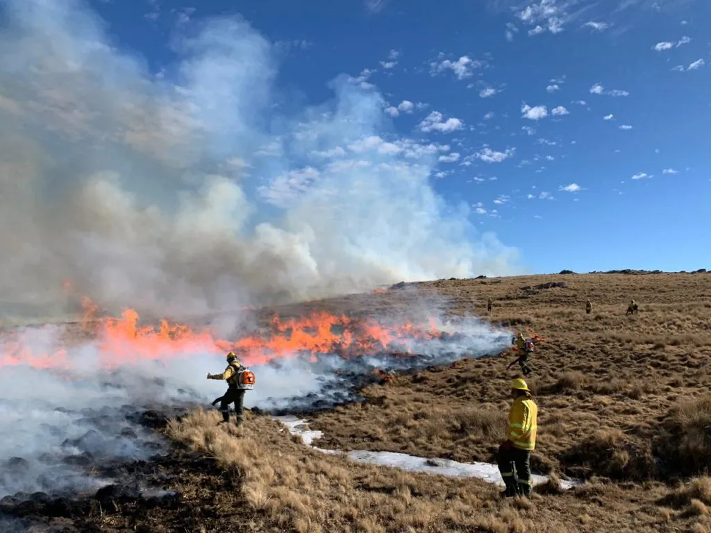 300 bomberos combaten el incendio en Traslasierra y Calamuchita