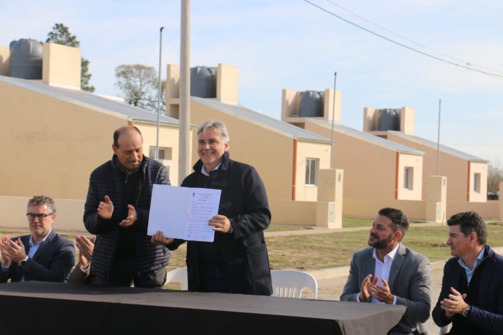 Llaryora inauguró viviendas en Wenceslao Escalante y entregó aportes para distintas obras.
