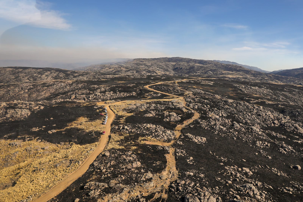 Incendio en la zona del Champaquí: baja la intensidad del fuego y hoy esperan contenerlo.