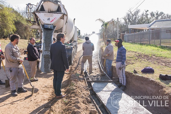 Bell Ville: Se completaron el cordón cuneta y la red de agua potable en avenida Dr. Alfonsín.