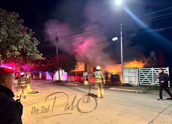 Incendio de un vehículo afectó también parte de una vivienda en Bell Ville.