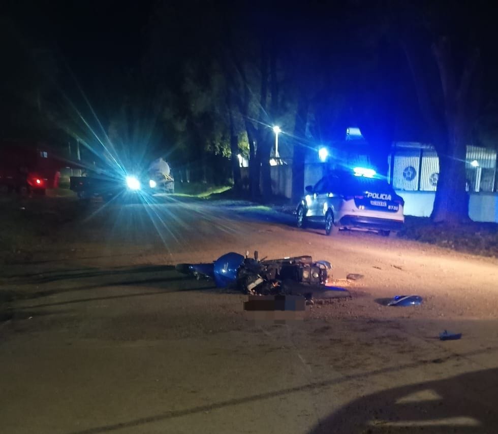 Tragedia vial en Bell Ville: un joven motociclista murió tras chocar contra un camión