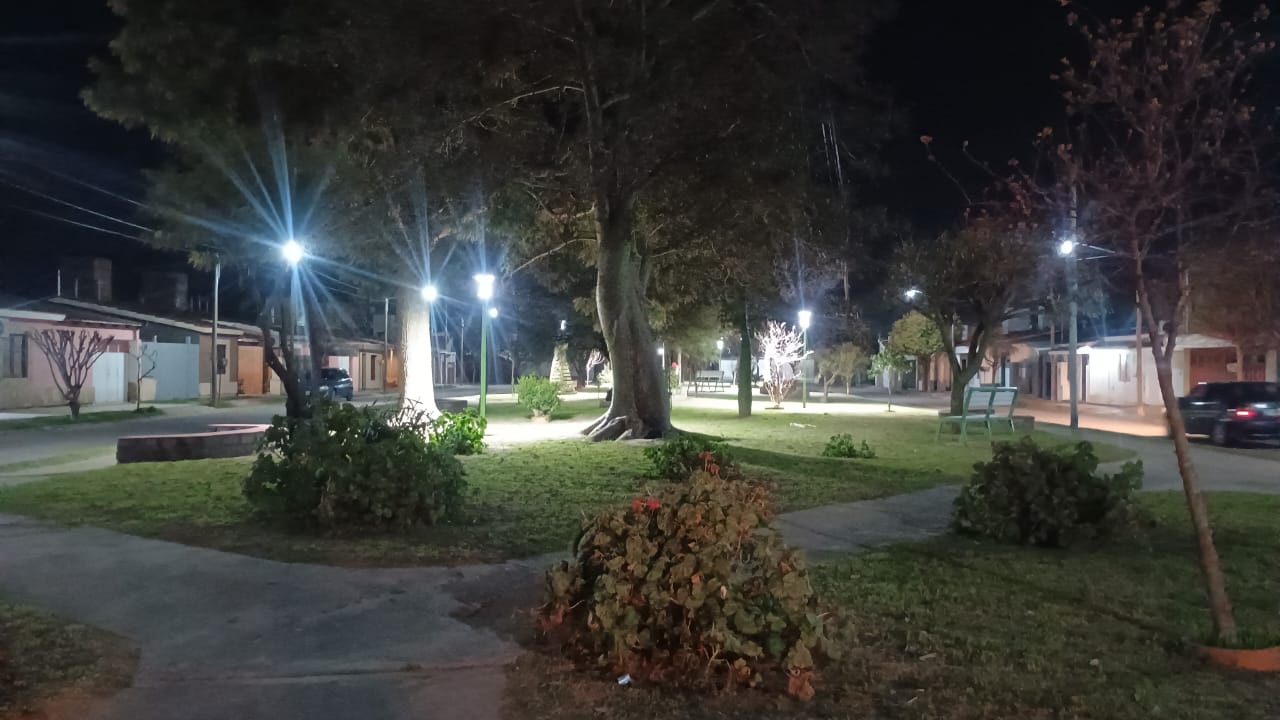 Barrio Jardín: agradecimiento por nuevas luminarias en la plaza y anuncios para la costanera.