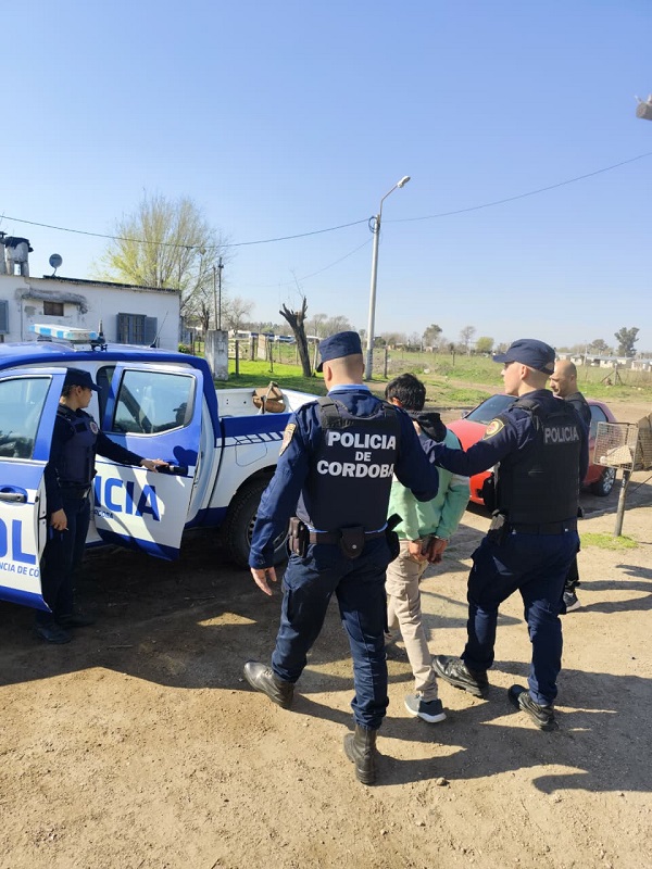 Operativo en Canals: cuatro detenidos y secuestro de armas, droga y más de 3 millones de pesos.