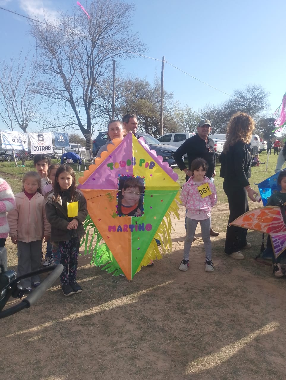 Bell Ville celebró la “Barrileteada Cooperativa 2025” con más de 100 barriletes en el cielo