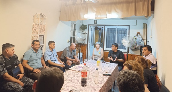 El Centro Vecinal de Barrio Jardín se reunió con autoridades policiales y municipales para reforzar la prevención.