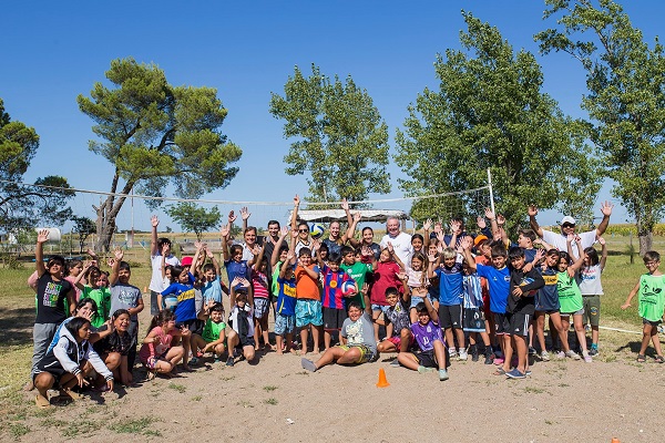 Jugadoras de Bell Vóley visitaron la Escuela de Verano Municipal.