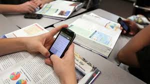 Celulares en la mira: El cambio que llega a las escuelas.