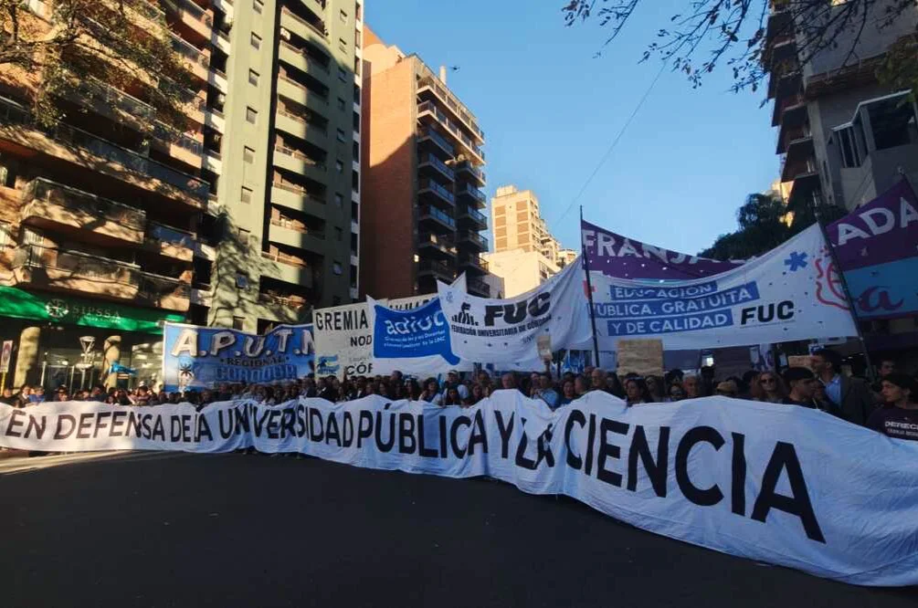 Multitudinaria marcha universitaria en Córdoba: más de 120 mil personas defendieron la educación pública.