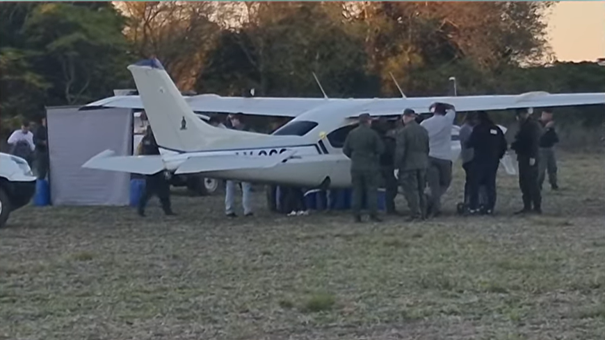 Escapaban tras aterrizar una avioneta con droga: un gendarme fue atropellado.