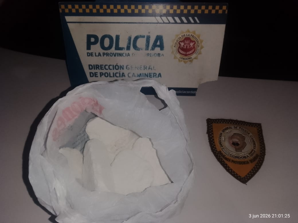Control policial en Bell Ville: secuestran 500 gramos de cocaína en un automóvil.
