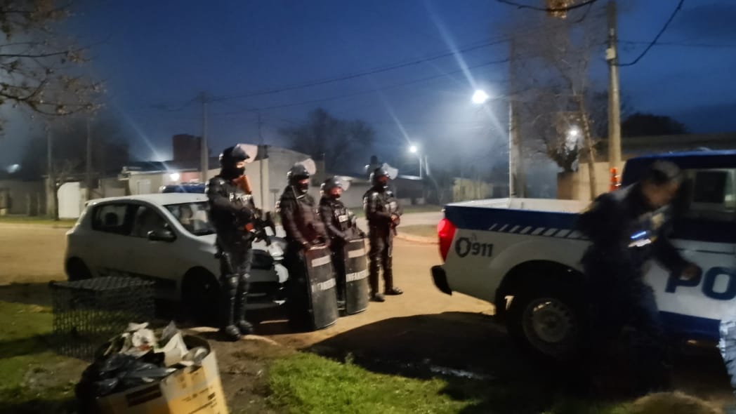 Violencia, incendio y un ataque con machete: tres allanamientos y tres detenidos